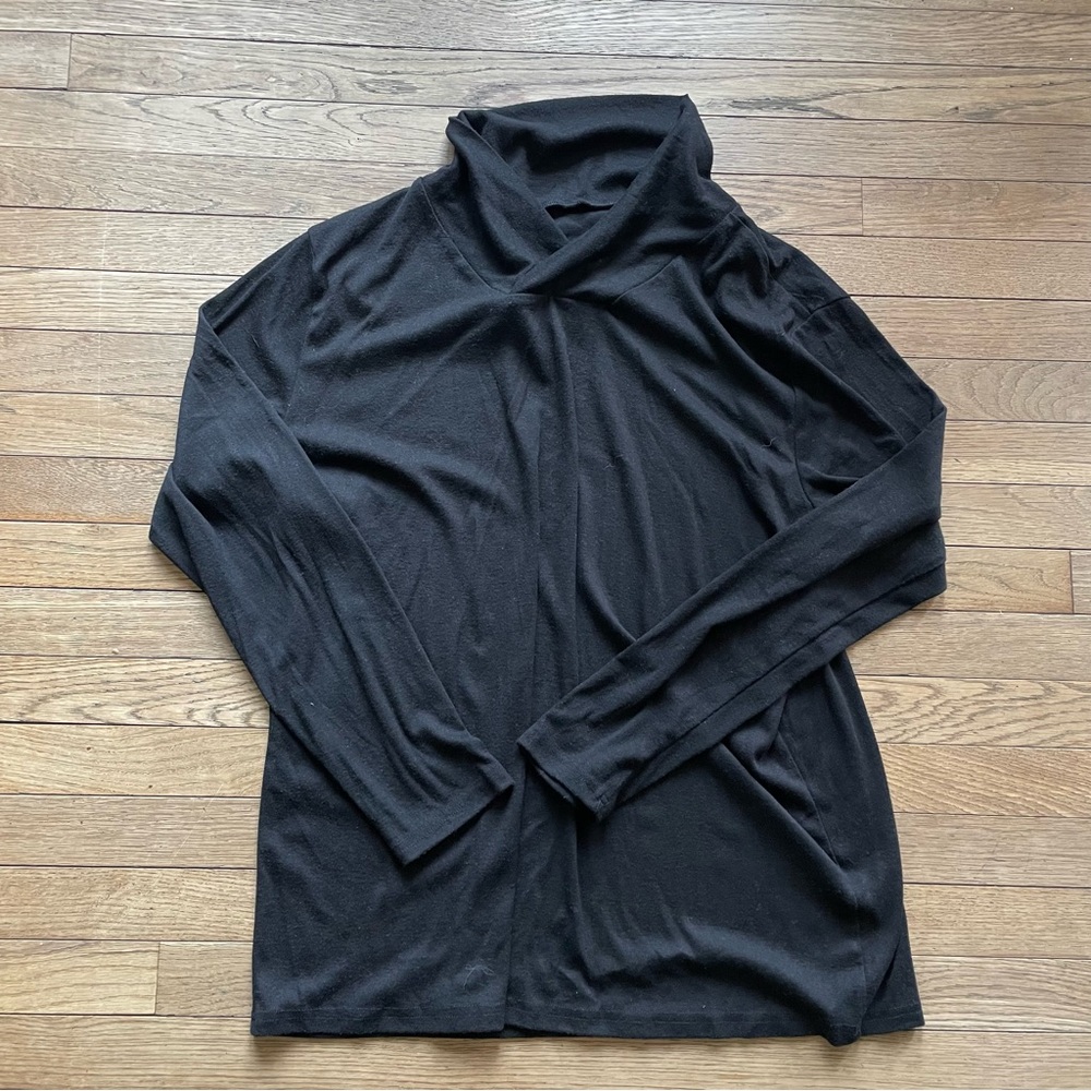 Black sweater 
Size missing -size L